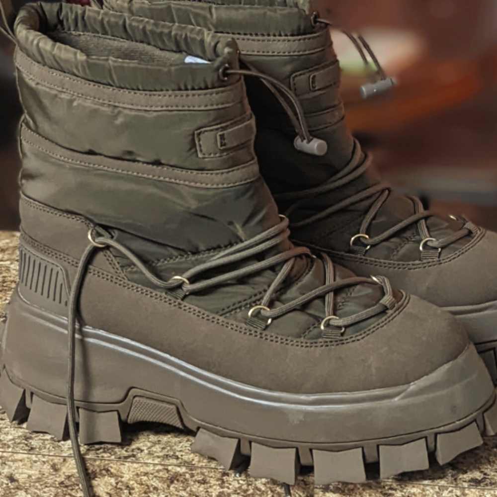 Unisex winter boots thick sole asos brand size 9/42